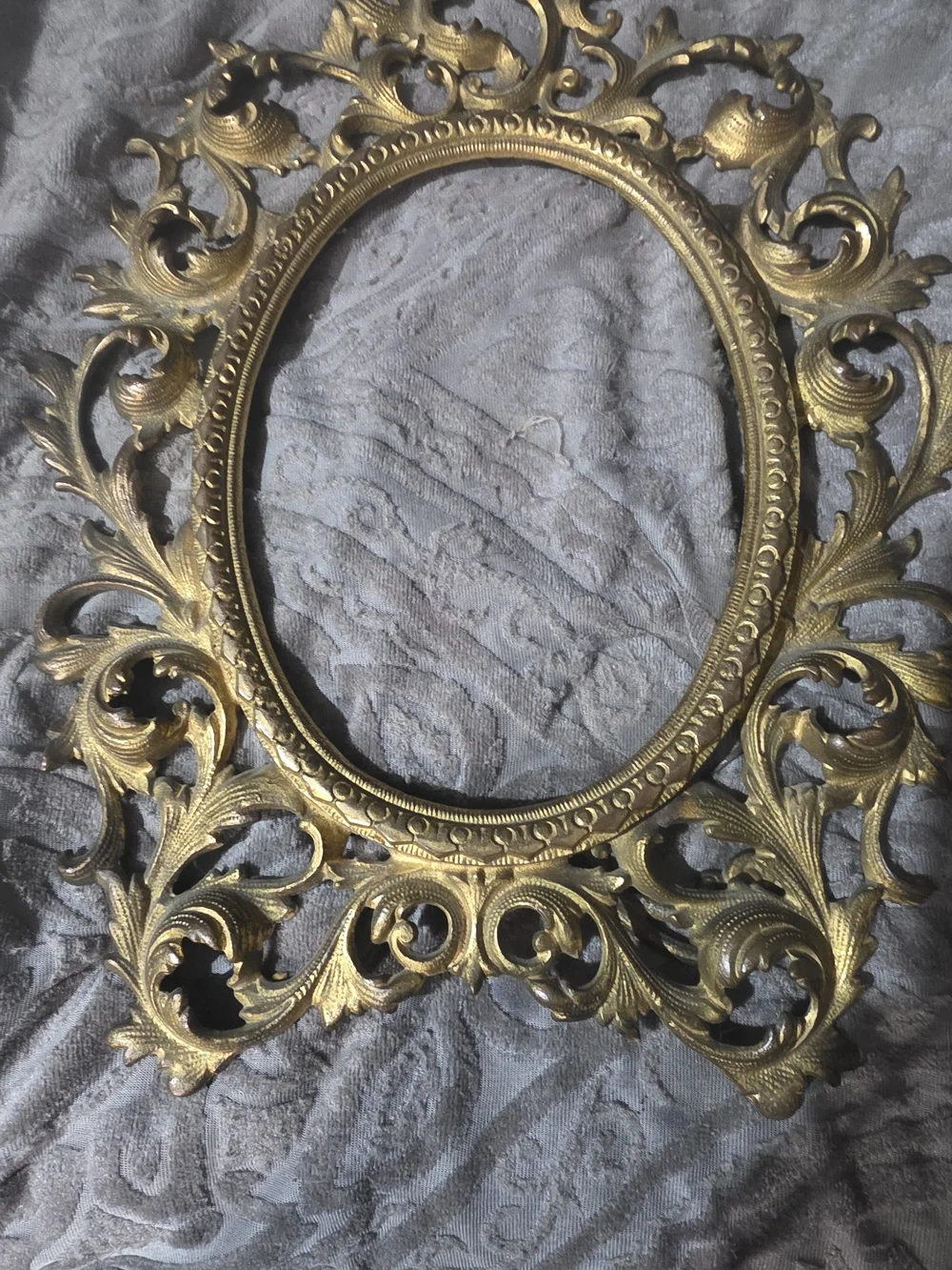 Ornate Baroque Oval Decorative Frame in Gold